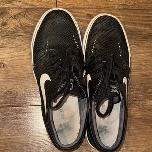 Nike Men's Black and White Sneakers